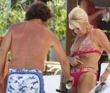 Ivana Trump et son nouveau toyboy, extrêmement proches sur une plage de Saint-Barthélémy. Février 2012.
