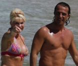 <p>Ivana Trump souriante devant les photographes, se la coule douce sur une plage à Saint-Barthélémy avec son nouveau compagnon. Février 2012.</p>