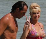 Ivana Trump et son nouveau boyfriend batifolent dans l\'eau turquoise de Saint-Barthélémy. Février 2012.<br />