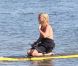 Pas si facile le paddle surf pour Rachel Hunter. Ici à Malibu, le 4 mars 2011.
