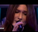 Carla Bruni-Sarkozy dans C à Vous la suite pendant son live, jeudi 8 mars, sur France 5