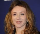 Sylvie Testud s'envole à son tour en Terre inconnue