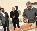 Philippe Starck joue de la truelle, Philippe Amzalak, Jacqueline Rouillon (maire de Saint-Ouen), Christophe Demaret (coprésident d\'Accessite), lors de la pose de la première brique du nouveau restaurant de Starck aux puces de Saint-Ouen, le 21 mars 2