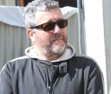Philippe Starck prend la pose pour la première brique de son nouveau restaurant aux puces de Saint-Ouen, le 21 mars 2012