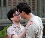 Daniel Radcliffe batifole joyeusement au côté d'Elizabeth Olsen en bigoudis