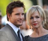 Peter Facinelli et Jennie Garth le 24 juin 2010 à Los Angeles pour la première de  Twilight: Hésitation . 
 Après l'annonce de leur séparation le 13 mars 2012, qui remonte en fait au début de l'année, Jennie Garth et Peter Facinelli ont lancé la procédure de divorce : l'acteur de Twilight a déposé sa demande le 28 mars 2012, imité dans la foulée par sa future ex-femme. 