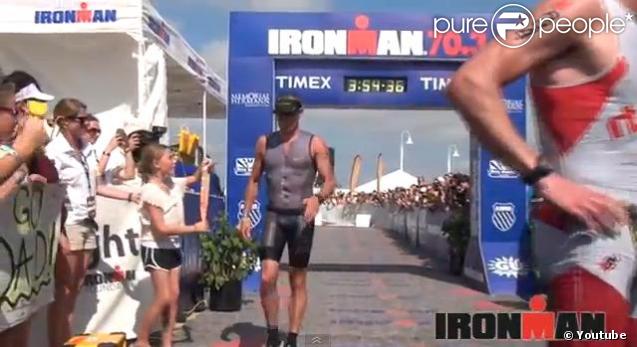 Lance Armstrong ignore superbement sa fille le 1er avril 2012 l'or de l'Half Ironman de Gavelstone au Texas