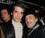 Xavier de Moulins et Rachid Taha le 3 avril 2012 à la Closerie des Lilas à Paris lors de la soirée en l\'honneur du prix littéraire du même nom