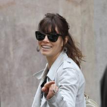 Jessica Biel a fait une escapade à Paris le vendredi 6 avril afin de faire une séance shopping et le repérage... de sa robe de mariée ?