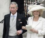 Le prince Charles et Camilla Parker Bowles le jour de leur mariage en secondes noces, le 9 avril 2005, à Windsor. 7 ans après jour pour jour, le 9 avril 2012, la reine Elizabeth II annonce qu'elle fait de Camilla une Dame grand-croix de l'ordre royal de Victoria.