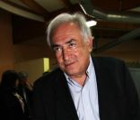 Dominique Strauss-Kahn glisse son bulletin dans l\'urne, le 22 avril 2012 à Sarcelles