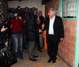 Dominique Strauss-Kahn a croisé quelques journalistes à Sarcelles, où il est venu voter, le 22 avril 2012.