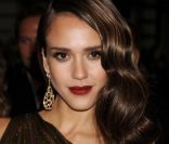 Scarlett Johansson, Jessica Alba... Qui est la plus belle, décolletée et sexy ?