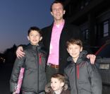 Le prince Joachim avec ses trois fils juste après la naissance de son deuxième enfant avec la princesse Marie, le 24 janvier 2012.