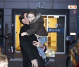Le prince Joachim avec son fils le prince Henrik juste après la naissance de son deuxième enfant avec la princesse Marie, le 24 janvier 2012.