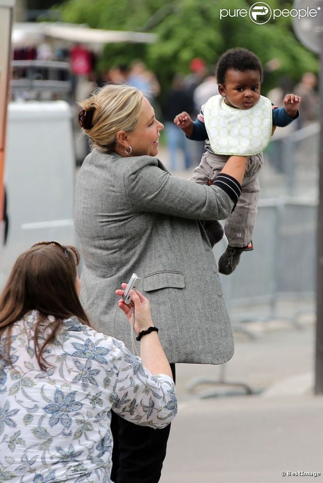 Jackson Theron, le fils de Charlize Theron, en compagnie de Gerda la mère de l'actrice, une nounou et un garde du corps, à Paris le 9 mai 2012