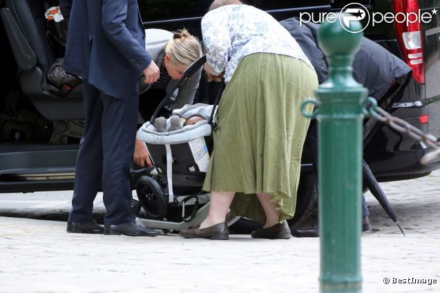 Bien entouré, Jackson Theron, le fils de Charlize Theron, en compagnie de Gerda la mère de l'actrice, une nounou et un garde du corps, à Paris le 9 mai 2012