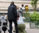 Jackson Theron, le fils de Charlize Theron, en compagnie de Gerda la mère de l'actrice, une nounou et un garde du corps, à Paris le 9 mai 2012