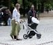 Jackson Theron, le fils de Charlize Theron, en compagnie de Gerda la mère de l'actrice, une nounou et un garde du corps, à Paris le 9 mai 2012