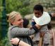 Jackson Theron, le fils de Charlize Theron, en compagnie de Gerda la mère de l'actrice, une nounou et un garde du corps, à Paris le 9 mai 2012