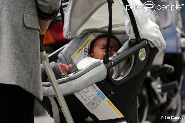 Endormi, Jackson Theron, le fils de Charlize Theron, en compagnie de Gerda la mère de l'actrice, une nounou et un garde du corps, à Paris le 9 mai 2012