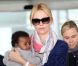 Charlize Theron et son fils Jackson arrivent à l'aéroport de Paris le 8 mai 2012