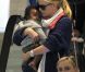 Charlize Theron et son fils Jackson arrivent à l'aéroport de Paris le 8 mai 2012