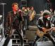 Exclusif : Johnny Hallyday en concert à l'Orpheum Theatre à Los Angeles le 24 avril 2012. À sa droite, son nouveau directeur musical Yarol poupaud.