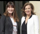 Carla Bruni et Valérie Trierweiler lors de l\'investiture de François Hollande, le 15 mai 2012, à Paris.