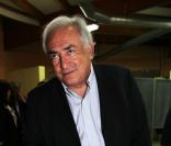 Dominique Strauss-Kahn glisse son bulletin dans l\'urne, le 22 avril 2012 à Sarcelles