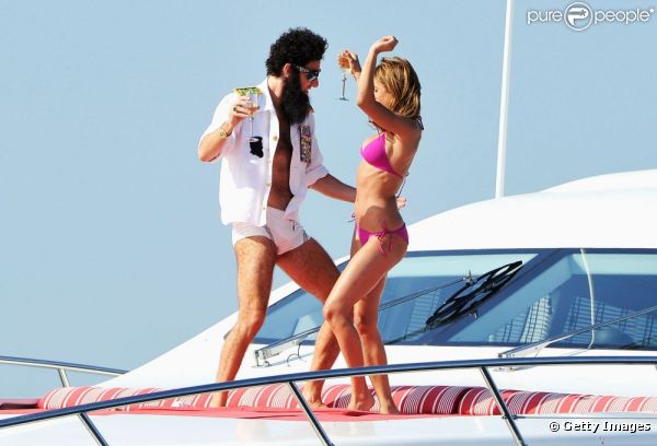Cannes 2012 : Sacha Baron Cohen, en maillot et a dos de chameau sur la Croisette...