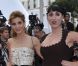 Clotilde Courau en Giambattista Valli et Rossy de Palma lors de la montée des marches pour le film De rouille et d'Os le 17 mai 2012 pour le 65ème Festival de Cannes