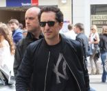Gad Elmaleh se rend à un événement promo autour de son film Un bonheur n\'arrive jamais seul, le samedi 19 mai 2012, à Cannes, durant le 65e Festival international du film.