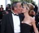 Thierry Ardisson et sa compagne Audrey Crespo-Mara se bécotent à l'entrée du Palais des Festivals, où le film Lawless était projeté. Cannes, le 19 mai 2012.