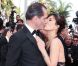 Samuel Labarthe et Hélène Médigue s'embrassent devant les photographes du Palais des Festivals. Cannes, le 19 mai 2012.