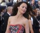 Bérénice Bejo, rayonnante dans sa tenue Prada, électrise les photographes du Palais des Festivals avant d'assister à la projection du film Lawless. Cannes, le 19 mai 2012.