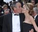 Thierry Ardisson et sa compagne Audrey Crespo-Mara se bécotent à l'entrée du Palais des Festivals, où le film Lawless était projeté. Cannes, le 19 mai 2012.