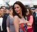 Bérénice Bejo, rayonnante dans sa tenue Prada, électrise les photographes du Palais des Festivals avant d'assister à la projection du film Lawless. Cannes, le 19 mai 2012.
