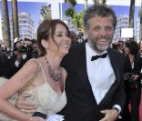 Stéphane Guillon et sa femme Muriel Cousin, tout souriants au Palais des Festivals avant d\'assister à la projection du film Lawless. Cannes, le 19 mai 2012.
