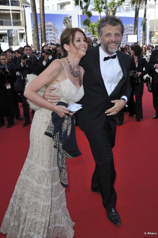 Stéphane Guillon et sa femme Muriel Cousin, tout souriants au Palais des Festivals avant d'assister à la projection du film Lawless. Cannes, le 19 mai 2012.