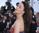 Bérénice Bejo, rayonnante dans sa tenue Prada, électrise les photographes du Palais des Festivals avant d'assister à la projection du film Lawless. Cannes, le 19 mai 2012.