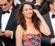 Bérénice Bejo s'apprête à fouler le tapis rouge du Palais des Festivals et assister à la projection du film Lawless. Cannes, le 19 mai 2012.