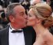 Thierry Ardisson et Audrey Crespo-Mara s'embrassent sur le tapis rouge du Palais des Festivals. Cannes, le 19 mai 2012.