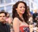 Bérénice Bejo, ultra glamour dans sa tenue Prada, foule le tapis rouge du Palais des Festivals avant la projection de Lawless. Cannes, le 19 mai 2012.
