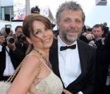 Stéphane Guillon et Muriel Cousin électrisent les photographes sur le tapis rouge du Palais des Festivals. Cannes, le 19 mai 2012.