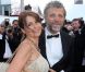 Stéphane Guillon et Muriel Cousin électrisent les photographes sur le tapis rouge du Palais des Festivals. Cannes, le 19 mai 2012.