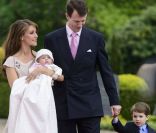 <p>Le prince Joachim et la princesse Marie, avec la princesse Athena en robe de baptême dans les bras, sont arrivés à l\'église avec leur fils le prince Henrik, 3 ans.</p>
<p>La princesse Athena Marguerite Françoise Marie de Danemark, née le 24 janvie