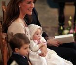 La princesse Athena est prête pour le grand moment, et son grand frère Hnerik très concentré... Le baptême de la princesse Athena Marguerite Françoise Marie de Danemark, née le 24 janvier 2012 de l\'amour du prince Joachim et de la princesse Marie, a 