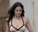 Michelle Rodriguez profite de la piscine de l'hôtel Eden Roc d'Antibes, le 23 mai 2012.