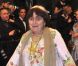 Agnès Varda lors de la montée des marches pour le film Holy Motors au Festival de Cannes le 23 mai 2012